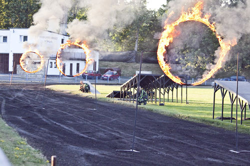 Kaskaderskie show na stadionie - fotorelacja