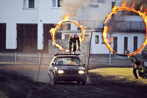 Kaskaderskie show na stadionie - fotorelacja