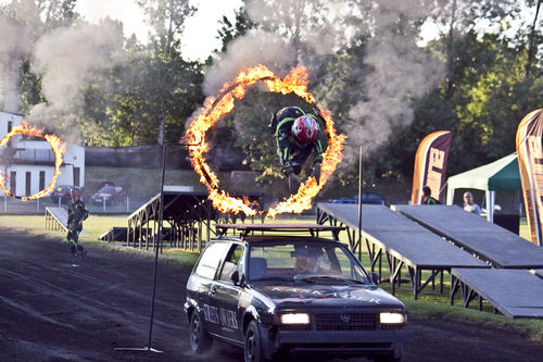 Kaskaderskie show na stadionie - fotorelacja