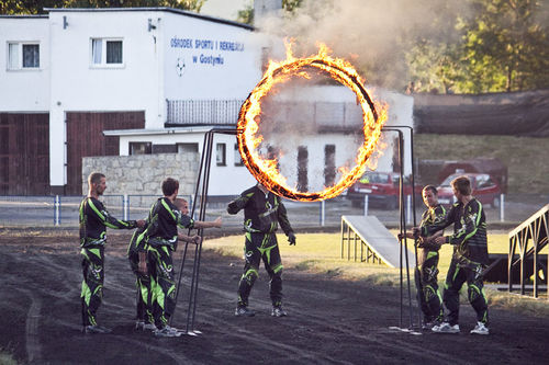 Kaskaderskie show na stadionie - fotorelacja