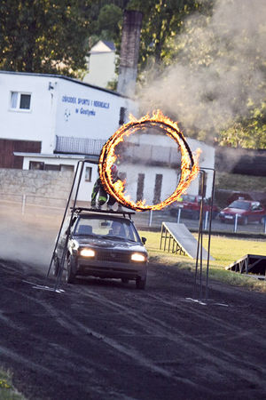 Kaskaderskie show na stadionie - fotorelacja