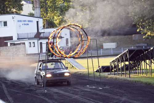 Kaskaderskie show na stadionie - fotorelacja