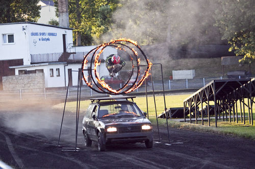Kaskaderskie show na stadionie - fotorelacja