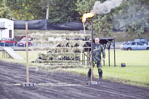 Kaskaderskie show na stadionie - fotorelacja