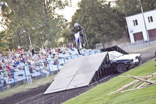 Kaskaderskie show na stadionie - fotorelacja