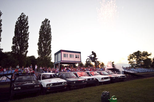 Kaskaderskie show na stadionie - fotorelacja