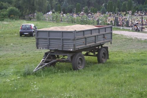Kilka ton zboża na środku drogi - zdjęcia