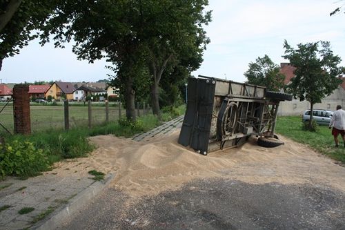Kilka ton zboża na środku drogi - zdjęcia