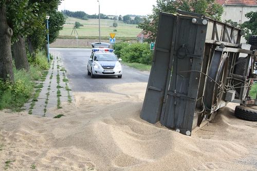 Kilka ton zboża na środku drogi - zdjęcia