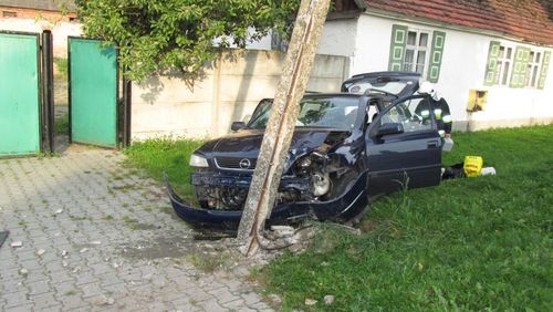 Wracali z wakacji, uderzyli w słup - zdjęcia