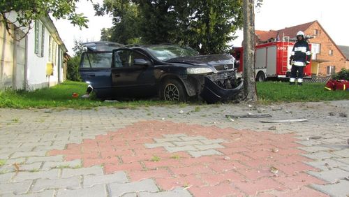 Wracali z wakacji, uderzyli w słup - zdjęcia