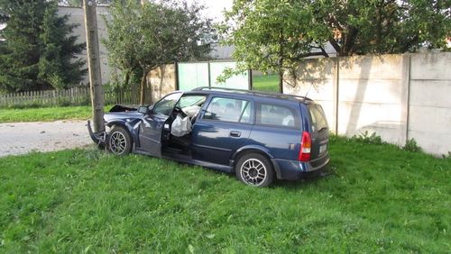 Wracali z wakacji, uderzyli w słup - zdjęcia