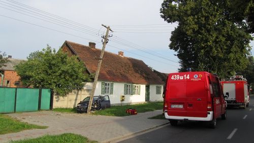 Wracali z wakacji, uderzyli w słup - zdjęcia