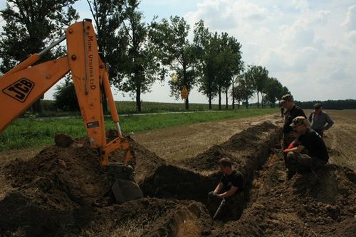 Wykopali osiem ludzkich szkieletów - zdjęcia