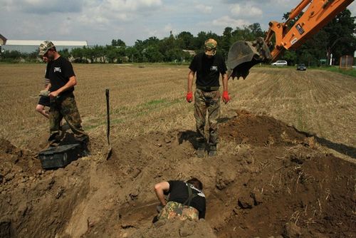 Wykopali osiem ludzkich szkieletów - zdjęcia
