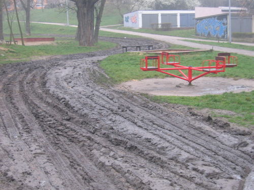 Karuzele zdewastowały plac zabaw (zdjęcia)