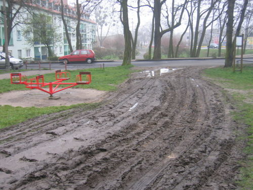 Karuzele zdewastowały plac zabaw (zdjęcia)
