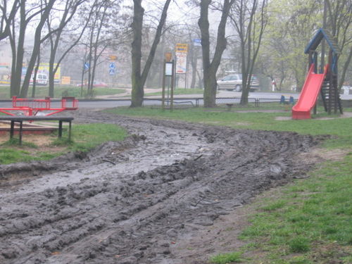 Karuzele zdewastowały plac zabaw (zdjęcia)