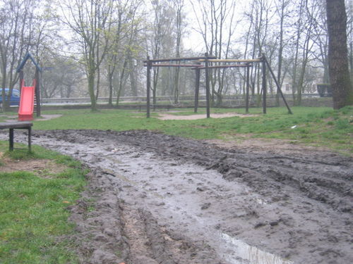 Karuzele zdewastowały plac zabaw (zdjęcia)
