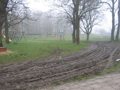 Karuzele zdewastowały plac zabaw (zdjęcia)