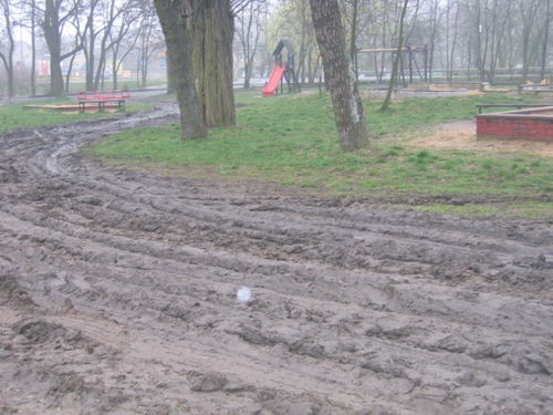 Karuzele zdewastowały plac zabaw (zdjęcia)