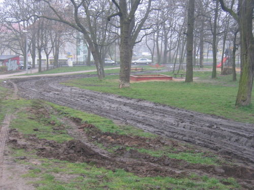 Karuzele zdewastowały plac zabaw (zdjęcia)