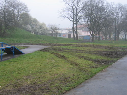 Karuzele zdewastowały plac zabaw (zdjęcia)