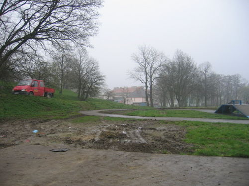 Karuzele zdewastowały plac zabaw (zdjęcia)