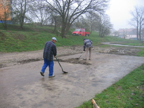 Karuzele zdewastowały plac zabaw (zdjęcia)