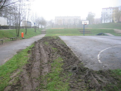 Karuzele zdewastowały plac zabaw (zdjęcia)