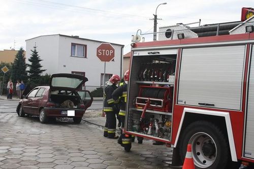 Osobówka spłonęła na skrzyżowaniu - zdjęcia