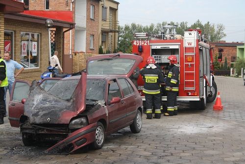 Osobówka spłonęła na skrzyżowaniu - zdjęcia
