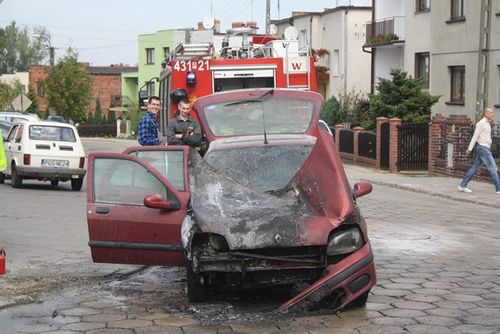 Osobówka spłonęła na skrzyżowaniu - zdjęcia
