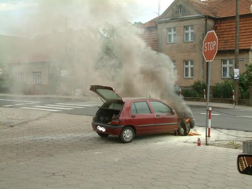 Osobówka spłonęła na skrzyżowaniu - zdjęcia