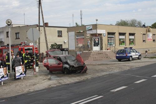 Osobówka spłonęła na skrzyżowaniu - zdjęcia