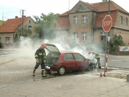 Osobówka spłonęła na skrzyżowaniu - zdjęcia