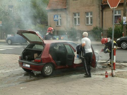 Osobówka spłonęła na skrzyżowaniu - zdjęcia