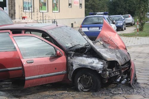 Osobówka spłonęła na skrzyżowaniu - zdjęcia