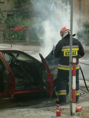 Osobówka spłonęła na skrzyżowaniu - zdjęcia