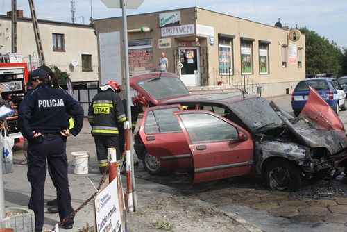 Osobówka spłonęła na skrzyżowaniu - zdjęcia
