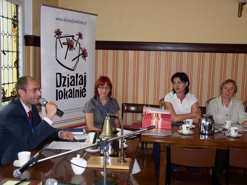 Dziecko rozdało pieniądze