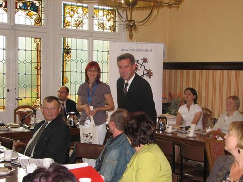 Dziecko rozdało pieniądze