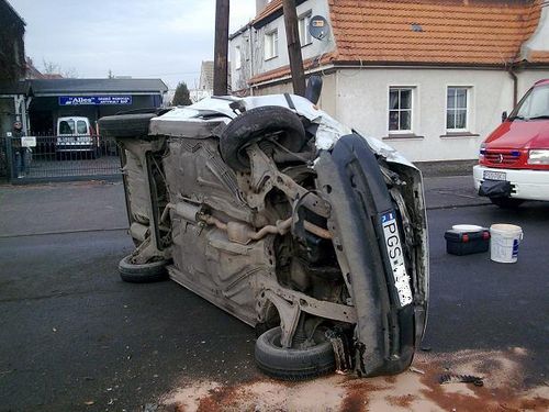 Uderzyła w drzewo (zdjęcia)