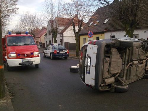 Uderzyła w drzewo (zdjęcia)