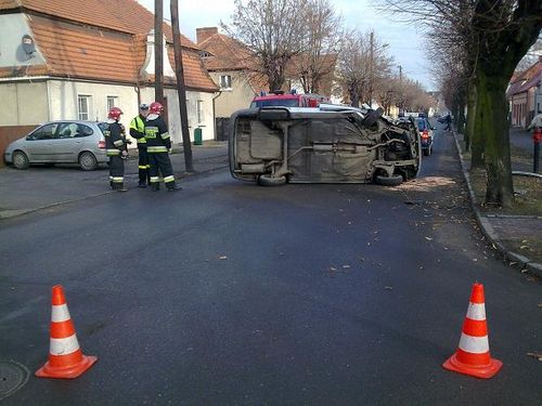 Uderzyła w drzewo (zdjęcia)
