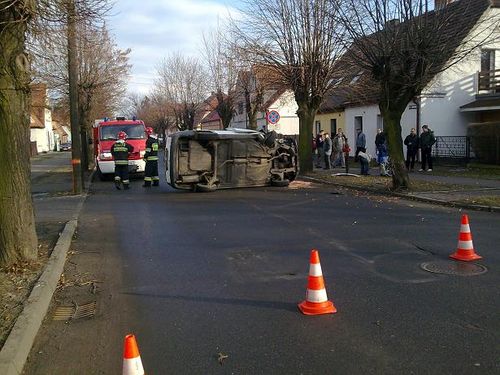 Uderzyła w drzewo (zdjęcia)
