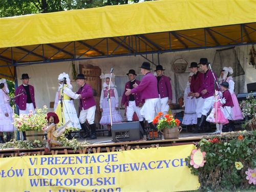  VI PREZENTACJE ZESPOŁÓW LUDOWYCH