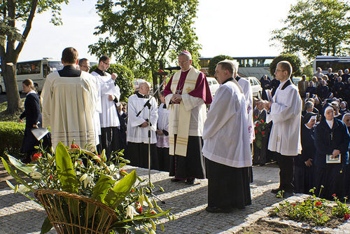 Poświęcono pomnik bł. E. Bojanowskiego