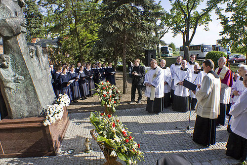 Poświęcono pomnik bł. E. Bojanowskiego