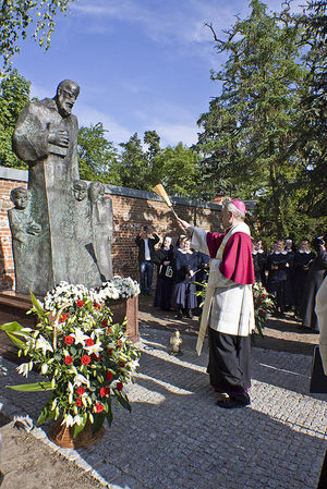Poświęcono pomnik bł. E. Bojanowskiego
